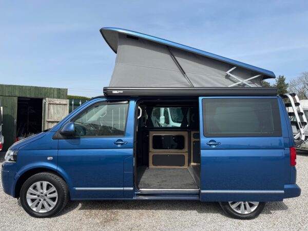 Tough Blue VW T5 2.5 TDI California Camperbus with lifting roof from €84  p.d. - Goboony